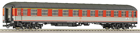 Passenger car 1st/2nd class in POP livery with Digitaly operating doors and interior lights<br /><a href='images/pictures/Roco/45872.jpg' target='_blank'>Full size image</a>